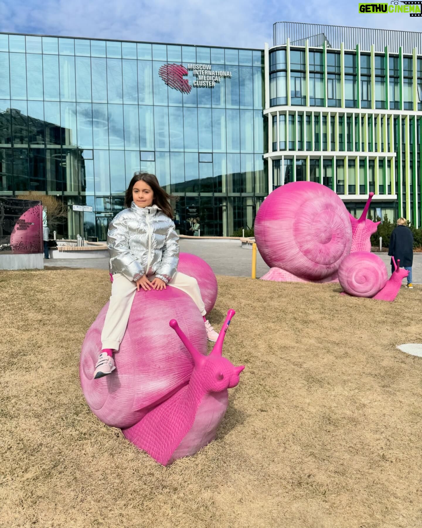 Yanina Studilina Instagram - А вы знали, что пройти всех врачей можно с такой улыбкой на лице? Аня начала подготовку к 1му классу и нам нужно было собрать огромное количество справок для этого. Я была приятно удивлена, что в @hadassah.moscow можно не только сделать взрослый чекап, но и оперативно сделать все необходимые исследования для детей! Особенно приятно это делать, когда вокруг тебя такое светлое и приятное помещение, а в каждом кабинете тебя встречают улыбкой ☺️ #подготовкакшколе #1класс #педиатрия