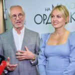 Yanina Studilina Instagram - Весь мир - театр, а люди в нем актеры смысл. Олег Павлович Табаков говорил, что единственное место, где еще сохранилось чудо, это театр. И я с ним абсолютно согласна. Начиная с 1961 года, 27 марта по всему миру отмечают день театра отмечают. Это профессиональный праздник актеров, режиссеров, светотехников и звукоинженеров, гримеров, театральных художников, даже гардеробщиков и билетеров. Хочу поздравить всех коллег, всю нашу большую театральную семью с этим днем! Жду всех на мои любимые спектакли в Театр на Малой Ордынке 🎭 29 марта «Маяковский» 31 марта «Волки и Овцы» 2 апреля гастроли Астрахань «Человек Амфибия» 6 апреля «Волки и Овцы» 7 апреля в 18.00 «Маленький принц» 8 апреля «Маяковский» 12 ‼️ премьера ‼️ «Ночь Нежна» 2.0 14 апреля в 18.00 «Человек Амфибия» 18 апреля «Волки и Овцы» 19 ‼️премьера ‼️ «Ночь Нежна» 2.0 И это не все ))) проверяйте на сайте нашего Театра