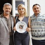 Yanina Studilina Instagram - Сбежали из Английской тюрьмы …. в третий сезон «Бедный Олигарх» что же , теперь моей героине Ольге придется помогать опальному бизнесмену @vladimirsychev и его верному дворецкому @maximlagashkin выживать в российской глубинке. Ох что будет…. Многие из вас сразу угадали , что снимаем ! Буду с сториз делится кадрами с площадки #белныйолигарх 📸 @ksusha_isaevaph