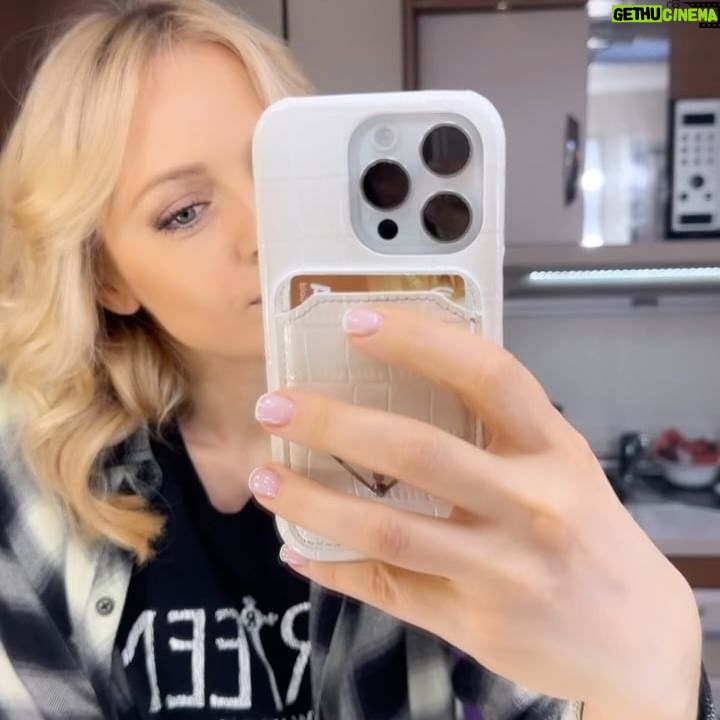 Yanina Studilina Instagram - Что Вам нравится больше процесс или результат? 🔥 Вот и мне: и то, и это! Да и главное без процесса не получается результат 🎥 В кино мне нравится всё: начиная от первого знакомства со сценарием, знакомства с моей героиней, выбор костюма и грима и конечно сам съмочный процесс! А вот результат надеюсь понравится Вам, мой дорогой зритель❤️ . #снимаетсякино #закадром #актерскийвагон #setlife #behindthescenes #actorslife