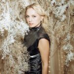 Yanina Studilina Instagram - Сейчас с уходом многих брендов российским дизайнерам предоставился уникальный шанс отвоевать свое место под солнцем! Но есть и те, которые и самые конкурентные времена не теряли своих позиций! Уже много лет бренд одежды и произведений ювелирного искусства (просто ювелиркой это не назовешь) моей хорошей подруги @yanaraskovalova находится в топе мировой моды. Если впереди ответственное мероприятие, красная дорожка или кинофестиваль бутик YANA это именно то место куда всем модницам дорога. В этом году, как и все предыдущие, именно Снежный коктейль бренда YANA, посвященный выходу новогодней коллекций, напоминает о приближении Нового года ❄️🎄❄️ Каждый год это вкусно, стильно и ярко! 👗 @likeyana 💄 @burobeauty