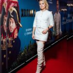 Yanina Studilina Instagram - Сложилась приятная новогодняя традиция, по которой на каждый Новый год @start.ru представляют большой фильм. В этом году это комедия «Холоп 2», премьера которого состоялась в залах московского кинотеатра «Октябрь». Была рада увидеть многих своих знакомых! Первая часть на долгое захватила лидерство в прокате. Как думаете вторая часть сможет побить рекорд первой? 💄 @burobeauty 👗 @alenaakhmadullina 📸 @temerina @antonina_kirnos @genavramenko #премьера #холоп2 #alenaakhmadullina
