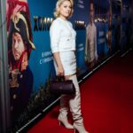 Yanina Studilina Instagram - Сложилась приятная новогодняя традиция, по которой на каждый Новый год @start.ru представляют большой фильм. В этом году это комедия «Холоп 2», премьера которого состоялась в залах московского кинотеатра «Октябрь». Была рада увидеть многих своих знакомых! Первая часть на долгое захватила лидерство в прокате. Как думаете вторая часть сможет побить рекорд первой? 💄 @burobeauty 👗 @alenaakhmadullina 📸 @temerina @antonina_kirnos @genavramenko #премьера #холоп2 #alenaakhmadullina