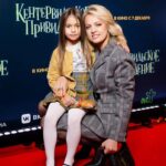 Yanina Studilina Instagram - Сходили с Аней на Премьеру мультика «Кентервильское привидение» 👯‍♀️ Но это не главное: все самое интересное было ДО. В общем: мы собрались сходить на Премьеру. Первая совместная красная дорожка дело ответственное, записались вместе на мейк и укладку в любимый @burobeauty . НО перекрыли новый арбат и Кутузовский! Совсем! Наглухо! Мы решили дойти пешком до салона и не зря 🤪 А далее пришлось опешиться и бегом в Метро, чтобы все успеть! И успели! Вбежали в кинотеатр, а там…сосиски в тесте! И куча детских блогеров)))) Классная озвучка от @garikkharlamov и @marina_phedunkiv и @milana_nekrasova_ , в общем must see! 💄 @burobeauty 📸 @molchanovsky_alexei @ugolphoto