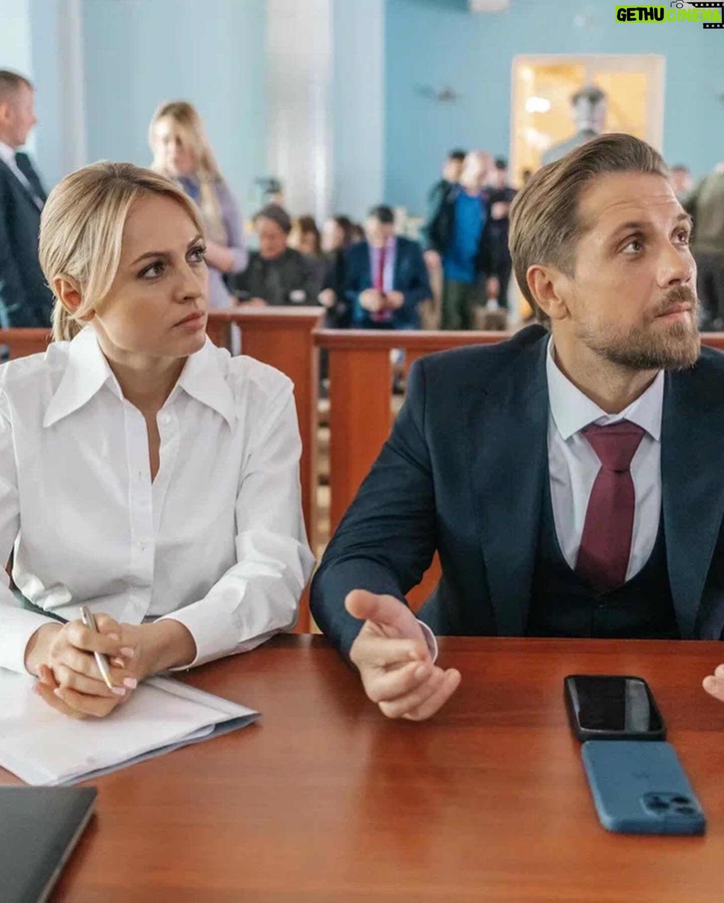 Yanina Studilina Instagram - Новая роль , новая жизнь🎬 снимаем кино «Право На(Лево)» в прекрасной компании ! Надеюсь , вам понравится ☺️ как думаете , кого я играю ? Профессия ? 📷 @natalie___ushakova #янинастудилина #романмаякин #кириллжандаров #правоналево #закадром #снимаетсякино #съемки