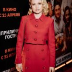 Yanina Studilina Instagram - Свинг это не только танец! 🔥 Когда отношения заходят в тупик, что нужно? Правильно 👍 закрутить роман! Закрутите его с самым близким и дорогим человеком - мужем или женой! Именно об этом наша супер премьера «Неприличные соседи!» А еще этот тот самый легкий фильм, на который вы так давно сходить. А еще много юмора и ваши любимые артисты @vladimirsychev @bugevuge @maximlagashkin @katerina_stulova @zepyur_brutyan !! Ждем во всех кинотеатрах с 25го апреля! 💄 @burobeauty 📸 @ugolphoto Когда пойдете в кино, отмечайте меня в сториз 😉 #премьера #неприличныегости #оченьсмешно