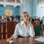 Yanina Studilina Instagram - Новая роль , новая жизнь🎬 снимаем кино «Право На(Лево)» в прекрасной компании ! Надеюсь , вам понравится ☺️ как думаете , кого я играю ? Профессия ? 📷 @natalie___ushakova #янинастудилина #романмаякин #кириллжандаров #правоналево #закадром #снимаетсякино #съемки
