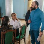 Yanina Studilina Instagram - Новая роль , новая жизнь🎬 снимаем кино «Право На(Лево)» в прекрасной компании ! Надеюсь , вам понравится ☺️ как думаете , кого я играю ? Профессия ? 📷 @natalie___ushakova #янинастудилина #романмаякин #кириллжандаров #правоналево #закадром #снимаетсякино #съемки