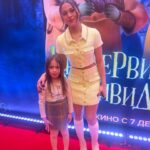 Yanina Studilina Instagram - Сходили с Аней на Премьеру мультика «Кентервильское привидение» 👯‍♀️ Но это не главное: все самое интересное было ДО. В общем: мы собрались сходить на Премьеру. Первая совместная красная дорожка дело ответственное, записались вместе на мейк и укладку в любимый @burobeauty . НО перекрыли новый арбат и Кутузовский! Совсем! Наглухо! Мы решили дойти пешком до салона и не зря 🤪 А далее пришлось опешиться и бегом в Метро, чтобы все успеть! И успели! Вбежали в кинотеатр, а там…сосиски в тесте! И куча детских блогеров)))) Классная озвучка от @garikkharlamov и @marina_phedunkiv и @milana_nekrasova_ , в общем must see! 💄 @burobeauty 📸 @molchanovsky_alexei @ugolphoto