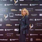 Yanina Studilina Instagram - Ну всё! Вам шах и мат! Не одними корпоративами и вечеринками предновогодние недели знаменательны! Меня пригласили открыть шахматный турнир в Лужниках ♟️ Шахматы - игра интеллектуалов часто говорят, а я уверена, что она полезна для всех! Развивать мышление, уметь думать на несколькоходов вперед важно всем по жизни (особенно в наше время и той международной ситуации, в которой мы живем)! Я рада, что сейчас во многих школах появились шахматные кружки и моя дочка с огромным удовольствием занимается, а вечерами иногда ставит в тупик моего папу своими нестандартными ходами! Когда меня пригласили, сразу предупредили, что нужно будет сделать первый ход. Я вспомнила крылатую фразу «Ходи конём, век воли не видать…», но решила лучше обратиться за помощью к дочке. Ответ поразил меня: «Мам, Ферзевый гамбит не самый эффективный, но самый популярный первый ход!» Так и сделала! А Вы любите шахматы? #шахматы #турнир