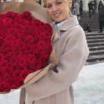 Yanina Studilina Instagram - День святого Валентина - это праздник влюбленных ❤️ Приятно в этот день получать цветы и подарки! А еще приятнее, когда тебе их дарят не только в этот день или 8 марта 😉 сегодня отмечаю День СВ на съемочной площадке 🎥 #деньсвятоговалентина❤️ Отмечаете этот праздник?