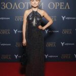 Yanina Studilina Instagram - Птичку не жалко! Приняла участие в прошедшей XXII церемонии награждения премии «Золотой орел», где были вручены награды в 23 различных номинациях. Премия состоялась традиционно на киностудии Мосфильм в год, когда мы отмечаем ее 100-летие. По этому случаю Специальную премию за вклад в киноискусство получил генеральный директор киноконцерна «Мосфильм», режиссер Карен Шахназаров и кинооператор Анатолий Мукасей. Вечером приняла решение, что покупаю кормушку и корм! Пора приручать птичку! 🤪 💄 @burobeauty @diana_kasterova 👗 @likeyana @yanaraskovalova #золотойорел #золотойорел2024