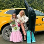 Yanina Studilina Instagram - 😻Март - это начало весны, вся природа просыпается от зимней спячки 🌷 Дорогие женщины, с 8 марта, с нашим днем! Будьте любимыми, будьте желанными и любите себя! А я очень счастлива 🫶 А мы мчим поздравлять нашу с Анечкой школьную подругу с днем рождения и, конечно, выбираем @yandex.go , так как это всегда быстро, качественно и безопасно! #тарифдетский #яндекс