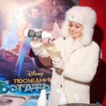Yanina Studilina Instagram - 🥞 Очень классно, что сейчас открывается все больше и больше современных, комфортных катков. Один из этих катков - каток киноплатформы @start.ru в саду Эрмитаж! Приезжая сюда, Вы можете встретить кого-то из актеров, полюбившихся вам фильмов и сериалов, а также сделать фото с ними! На Старый Новый Год на катке снегуркой работала я! И не только фотографировались со всеми желающими, но и готовила блины и угощала всех чаем! Несмотря на дикий мороз 🥶 я рада что людям было комфортно и интересно, для многих это стало отличным началом празднования Старого Нового года! А уже сегодня на Старте новая 7 серия моих Сестер!