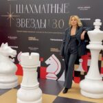 Yanina Studilina Instagram - Ну всё! Вам шах и мат! Не одними корпоративами и вечеринками предновогодние недели знаменательны! Меня пригласили открыть шахматный турнир в Лужниках ♟️ Шахматы - игра интеллектуалов часто говорят, а я уверена, что она полезна для всех! Развивать мышление, уметь думать на несколькоходов вперед важно всем по жизни (особенно в наше время и той международной ситуации, в которой мы живем)! Я рада, что сейчас во многих школах появились шахматные кружки и моя дочка с огромным удовольствием занимается, а вечерами иногда ставит в тупик моего папу своими нестандартными ходами! Когда меня пригласили, сразу предупредили, что нужно будет сделать первый ход. Я вспомнила крылатую фразу «Ходи конём, век воли не видать…», но решила лучше обратиться за помощью к дочке. Ответ поразил меня: «Мам, Ферзевый гамбит не самый эффективный, но самый популярный первый ход!» Так и сделала! А Вы любите шахматы? #шахматы #турнир