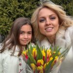 Yanina Studilina Instagram - 😻Март - это начало весны, вся природа просыпается от зимней спячки 🌷 Дорогие женщины, с 8 марта, с нашим днем! Будьте любимыми, будьте желанными и любите себя! А я очень счастлива 🫶 А мы мчим поздравлять нашу с Анечкой школьную подругу с днем рождения и, конечно, выбираем @yandex.go , так как это всегда быстро, качественно и безопасно! #тарифдетский #яндекс
