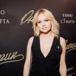 Yanina Studilina Instagram - Онегин, добрый мой приятель, Родился на брегах Невы, Где, может быть, родились вы Или блистали, мой читатель; Там некогда гулял и я: Но вреден север для меня. Уверена Вы не пожалеете, сходив на этот фильм. В нем есть всё: красивые костюмы, потрясающие актеры и конечно Пушкин! Поздравляю всю команду 👏🏻👏🏻👏🏻 В кино на Онегина, в Театр на Островского 😊 👗 @likeyana 📷 @ugolphoto #онегин #пушкин #премьера #краснаядорожка