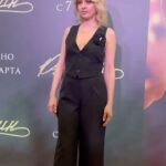 Yanina Studilina Instagram - Онегин, добрый мой приятель, Родился на брегах Невы, Где, может быть, родились вы Или блистали, мой читатель; Там некогда гулял и я: Но вреден север для меня. Уверена Вы не пожалеете, сходив на этот фильм. В нем есть всё: красивые костюмы, потрясающие актеры и конечно Пушкин! Поздравляю всю команду 👏🏻👏🏻👏🏻 В кино на Онегина, в Театр на Островского 😊 👗 @likeyana 📷 @ugolphoto #онегин #пушкин #премьера #краснаядорожка