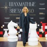 Yanina Studilina Instagram - Ну всё! Вам шах и мат! Не одними корпоративами и вечеринками предновогодние недели знаменательны! Меня пригласили открыть шахматный турнир в Лужниках ♟️ Шахматы - игра интеллектуалов часто говорят, а я уверена, что она полезна для всех! Развивать мышление, уметь думать на несколькоходов вперед важно всем по жизни (особенно в наше время и той международной ситуации, в которой мы живем)! Я рада, что сейчас во многих школах появились шахматные кружки и моя дочка с огромным удовольствием занимается, а вечерами иногда ставит в тупик моего папу своими нестандартными ходами! Когда меня пригласили, сразу предупредили, что нужно будет сделать первый ход. Я вспомнила крылатую фразу «Ходи конём, век воли не видать…», но решила лучше обратиться за помощью к дочке. Ответ поразил меня: «Мам, Ферзевый гамбит не самый эффективный, но самый популярный первый ход!» Так и сделала! А Вы любите шахматы? #шахматы #турнир