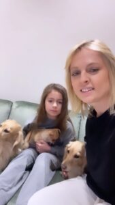 Yanina Studilina Instagram - В нашей семье пополнение 🐶 неожиданно, вчера проходя мимо щенка …просто поняли, что он наш и не смогли устоять, много слез и уговоров и я сдалась ❤️ поможете выбрать выбрать имя ? #щенок #мальчик #мамакупипесика #радость #мамадочка #чихуахуа