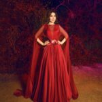 Yara Instagram - أشوفك في عيوني غير … غلاك أكبَر من التّعبير ❤️‍🔥🎶 Dressed by: @maison7dubai @eli.thelabel ❣️ Jewlery: My collection #LoveMeLoveMeNot 🌼 @samrajewellery Contact lens: My collection “ Lilium Hazel” @samacontactlens 👁 Photographer: @zobiansaadofficiall #Yara | #يارا