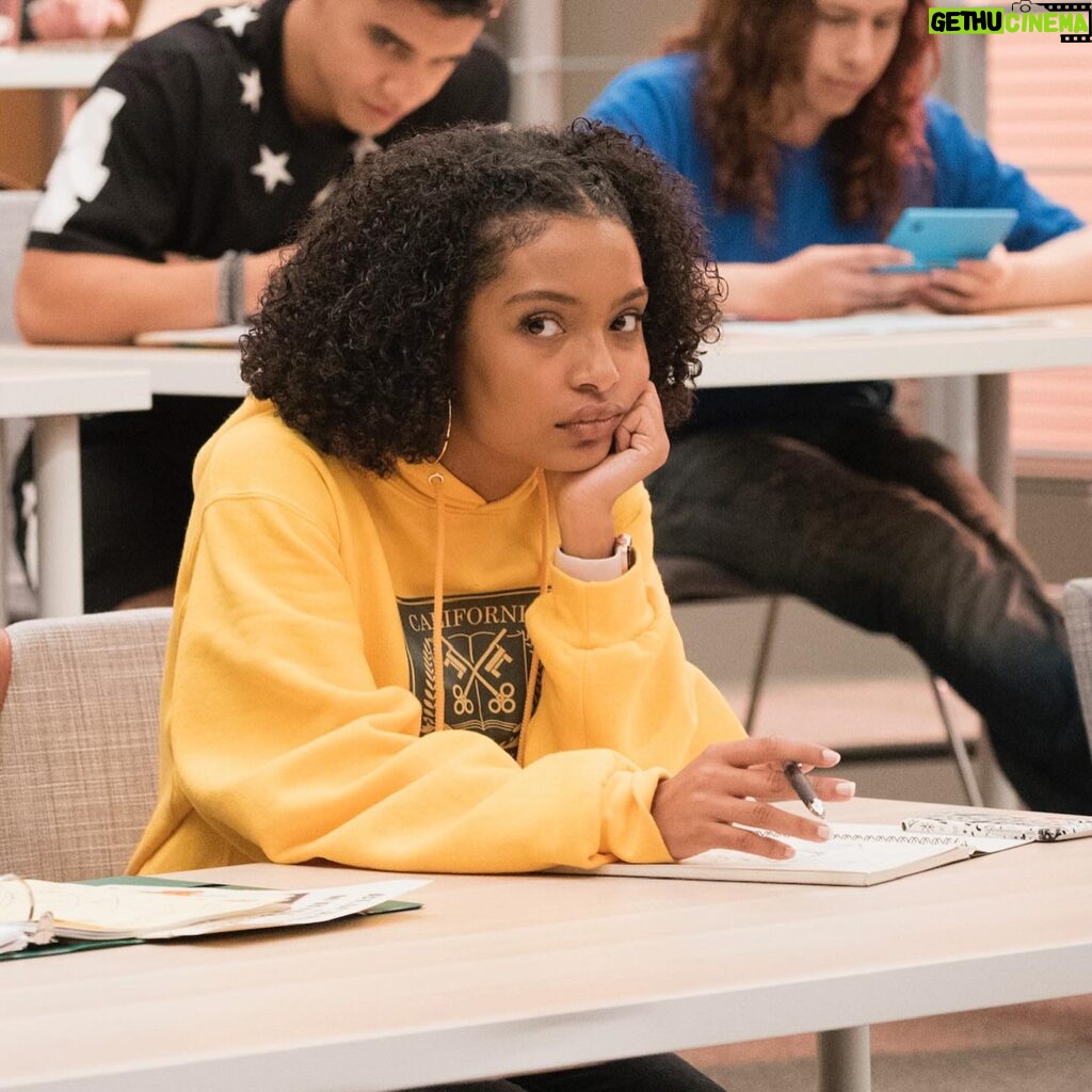 Yara Shahidi Instagram - From the first day Zoey arrived at CalU to our 100th episode... It’s been a journey filled with laughter, growth, and endless memories. TONIGHT’s episode is a hilarious reminder of where it all began… you’ll be seeing double👀 👯‍♀️✨ #ThenAndNow #MilestoneMoments #Grownish
