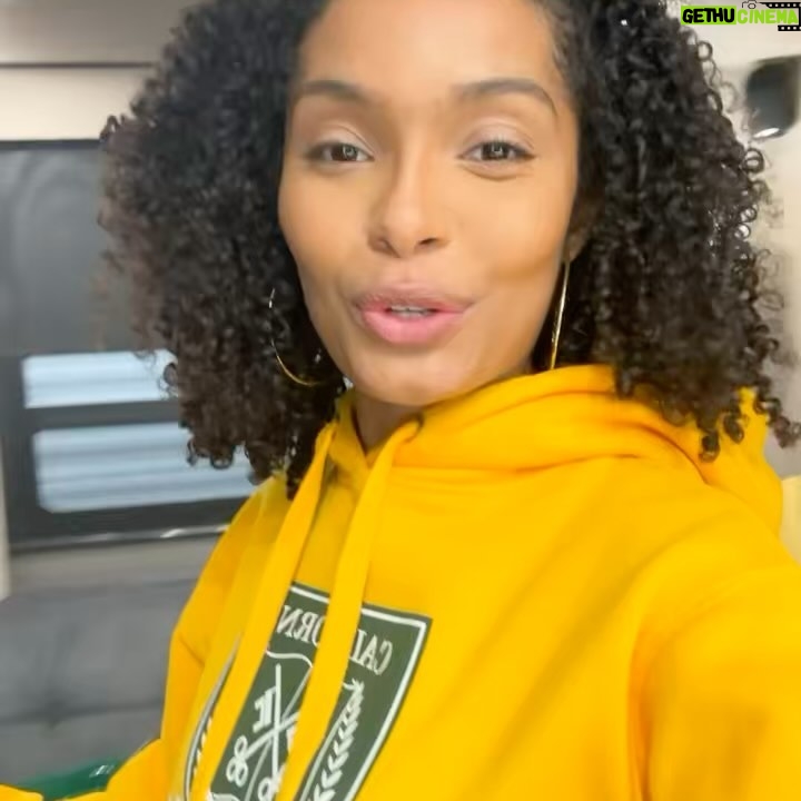 Yara Shahidi Instagram - From the first day Zoey arrived at CalU to our 100th episode... It’s been a journey filled with laughter, growth, and endless memories. TONIGHT’s episode is a hilarious reminder of where it all began… you’ll be seeing double👀 👯♀️✨ #ThenAndNow #MilestoneMoments #Grownish