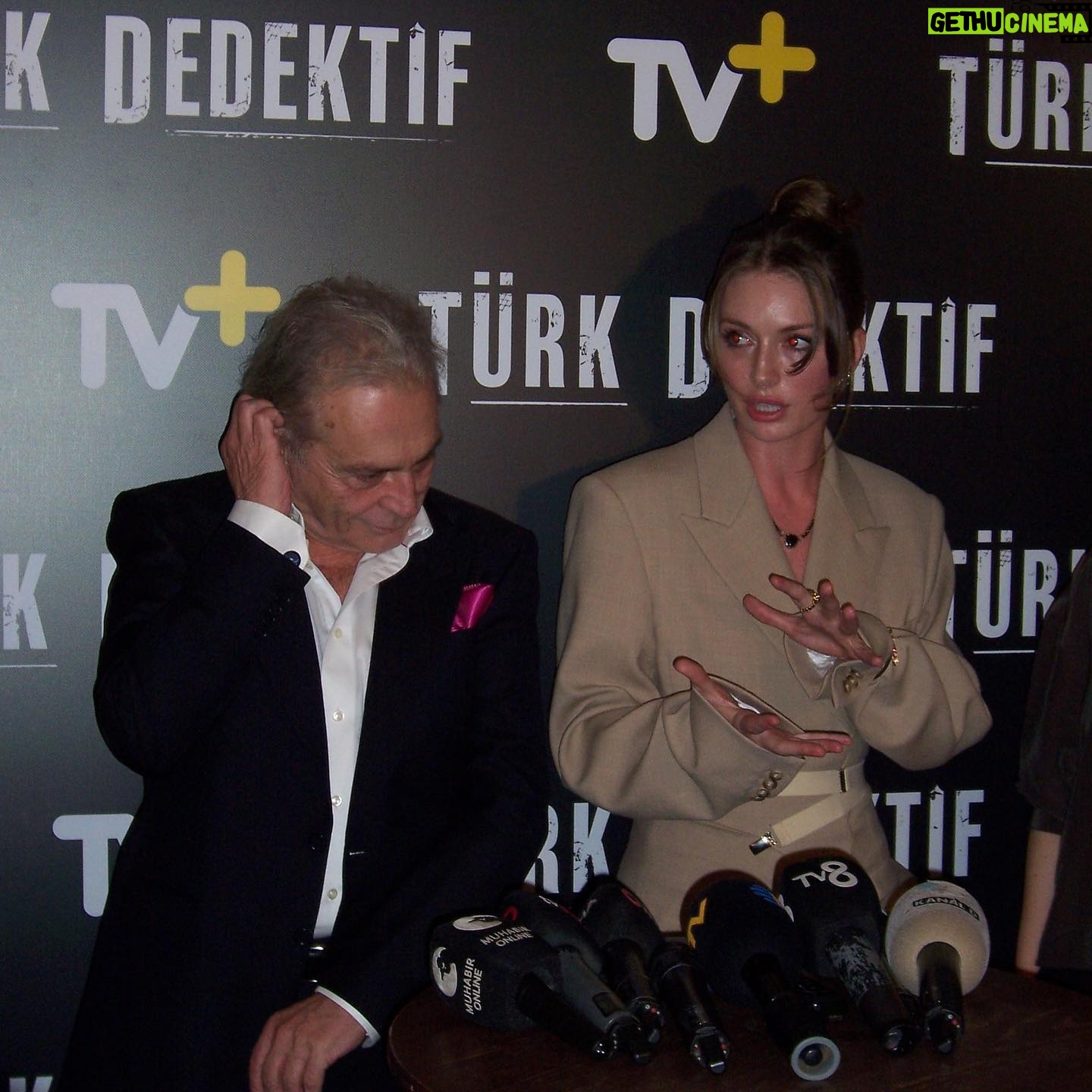 Yasemin Kay Allen Instagram - Türk Dedektif, bugünden itibaren TV ’ta yayında! Hayatımın en güzel günlerinden birinde yanımda olmuş ve mutluluğumu arşa çıkaran güzel insanlar, hepinize teşekkür ederim. @aycacinkitaskardes @nakdas @tugceonyil @yasareyyubi @feritbelli ♥️🥹