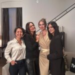 Yasemin Kay Allen Instagram - Türk Dedektif, bugünden itibaren TV ’ta yayında! Hayatımın en güzel günlerinden birinde yanımda olmuş ve mutluluğumu arşa çıkaran güzel insanlar, hepinize teşekkür ederim. @aycacinkitaskardes @nakdas @tugceonyil @yasareyyubi @feritbelli ♥️🥹