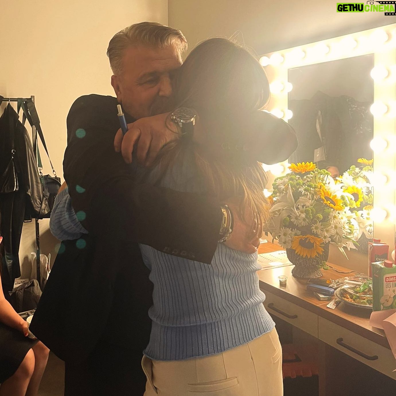 Yasemin Kay Allen Instagram - Çok değerli ve kıymetli Zafer Hocam. İyi ki varsınız. Büyük Aşıkların Sonuncusu oyunu dün büyük emekler sonucunda seyirci ile buluştu. Elaine, Elisabeth ve Jeanette ve de tabii ki Irene’e sahnede hayat vermem için sizinle aylarca akıl birliği yapmış olabilmek benim için büyük bir lütuf. Bütün alkışlar sizin olsun. Büyük Aşıkların Sonuncusu, Mart ayında ufak bir turne sonrası, İstanbul’da gala yapacak.. Hepinizi bekleriz. 🎭