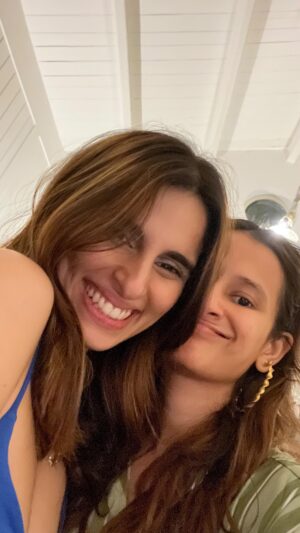 Yashaswini Dayama Instagram - It’s @aisharahmed birthdaaaay uski umr wahi jaaane ! Looouuuuu you! 
#birthday #happybirthday #happybirthdaytoyou