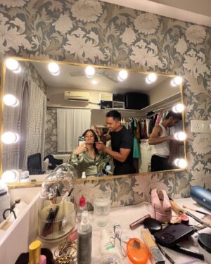 Yashaswini Dayama Instagram - Hi… did I mention it was my birthday last Thursday 😝
Massive love to specifically @threestoriesmumbai @shetroublemaker @makeupbyjanak for making this the most memorable night for not just me but all these fools I LOVE! 
It’s going to be impossible to tag them all and neither do I have pictures with them all- but I’ve been told thats a sign of a good party🥰 
#hbdtome