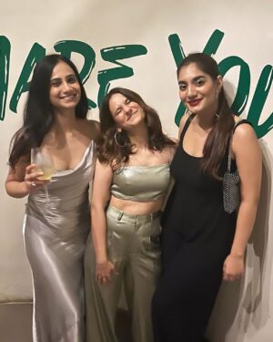 Yashaswini Dayama Instagram - Hi… did I mention it was my birthday last Thursday 😝
Massive love to specifically @threestoriesmumbai @shetroublemaker @makeupbyjanak for making this the most memorable night for not just me but all these fools I LOVE! 
It’s going to be impossible to tag them all and neither do I have pictures with them all- but I’ve been told thats a sign of a good party🥰 
#hbdtome