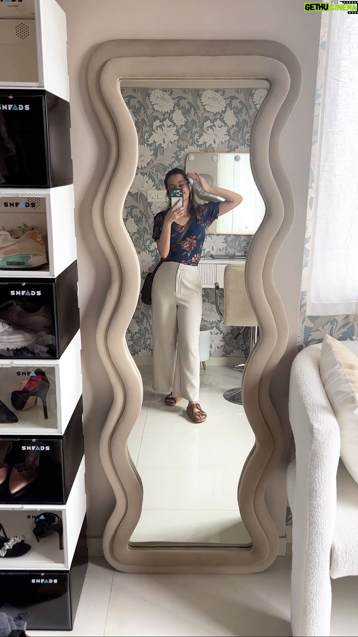 Yashaswini Dayama Instagram - I am falling more in love with this Glam Room every day! And it’s majorly thanks to the Iris mirror from @lovehellodecember @homiehue and my wallpaper from @shaakh_home 🥰 #gifted #glamroom