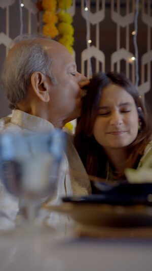Yashaswini Dayama Instagram - What brings us under one roof is the feeling of wanting to be together. Because is it really Diwali, if it ain’t a #TogetherWaliDiwali? 🪔❤️

Go surprise your loved ones, eat till you can’t no more, and reminisce all the good times by reserving that special table for them with @dineout_india!

#SwiggyDineout