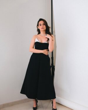 Yashaswini Dayama Instagram - Mustered all my grace for this one ☺️✨

#ajiograziamillennialawards2023 @graziaindia 🖤🤍💚
.
.
.
Shot by @adhyan96 
Make up by @makeupbyjanak 
Assisted by @makeupbyroshan 
Hair styled by @suju_blessed 
Wardrobe Styled by @sanoorijain 
Wearing: @meta_manthan 
Jewelry by: @anayah_jewellery
@spiffypublicrelations 
.
.
#oldhollywoodglamour #oldhollywood