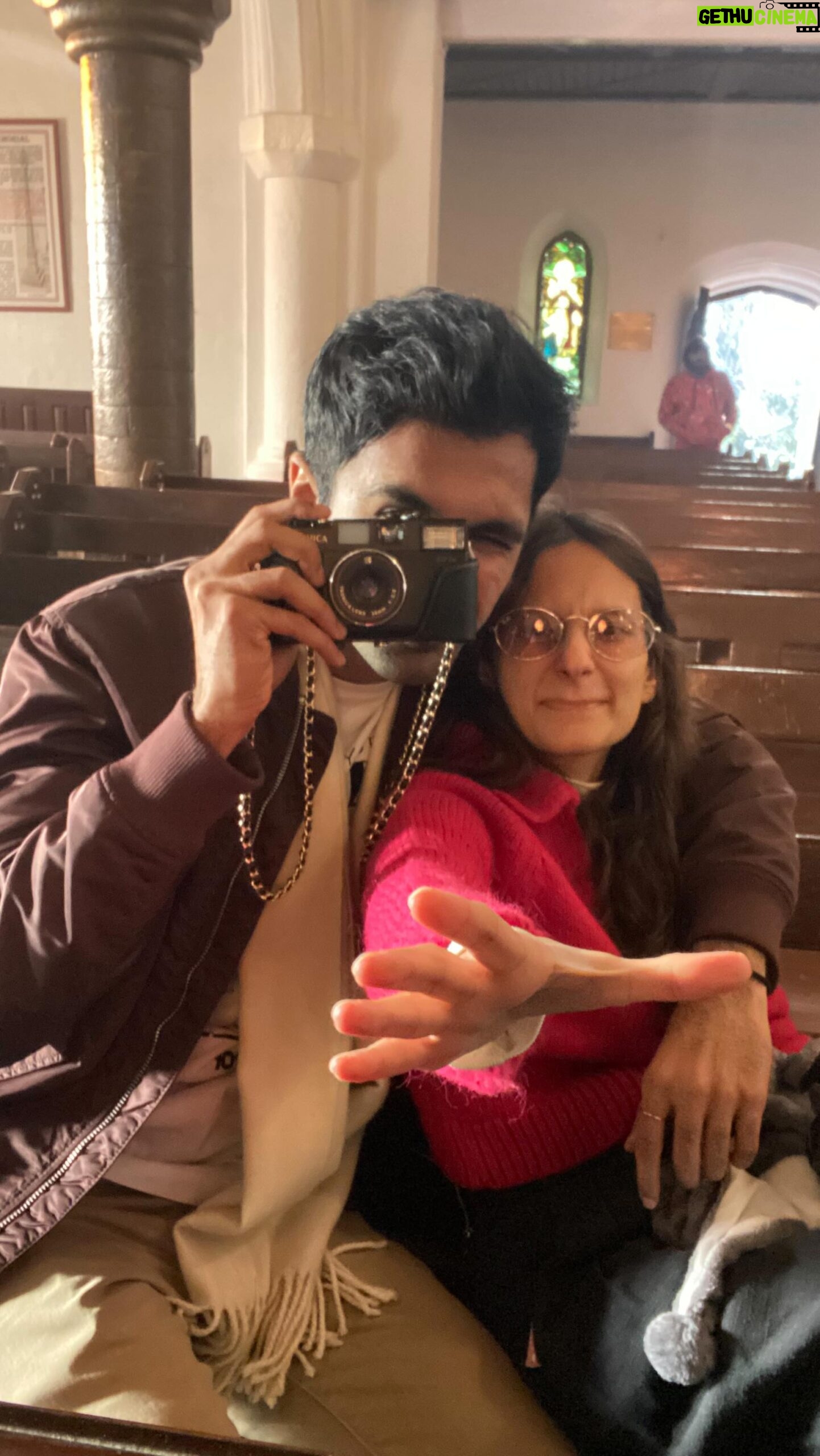 Yashaswini Dayama Instagram - Excuse me @rohangurbaxani , while I pull the knife out of my back 🙂 . . . . #buthesyourbestfriendyaar #bff