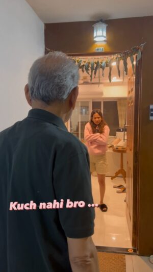 Yashaswini Dayama Instagram - OG nautanki toh ek hi hai na ghar pe 🙆🏻‍♀️
.
.
.
#fatherdaughter #reels #reelsinstagram #reelsvideo #kunfayakun #rockstar #reelkarofeelkaro #bollywood #filmy #reelsviral