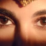 Yasmin Sabri Instagram - تجربة ساحرة غمرتني بجمالها الخلاب.. تمامًا كنجمة تتلألأ في عالم الجمال.✨ اريبيان توباكو.. الأناقة الشرقية بألحانها العطرية ♥️ #ابراهيم_القرشي @ibrahimalqurashi — Styled by @youmnamoustafa Custom made Dress @ramikadi Head piece @halo.headpieces Makeup @nora1352 Hair @ahmed__mounir