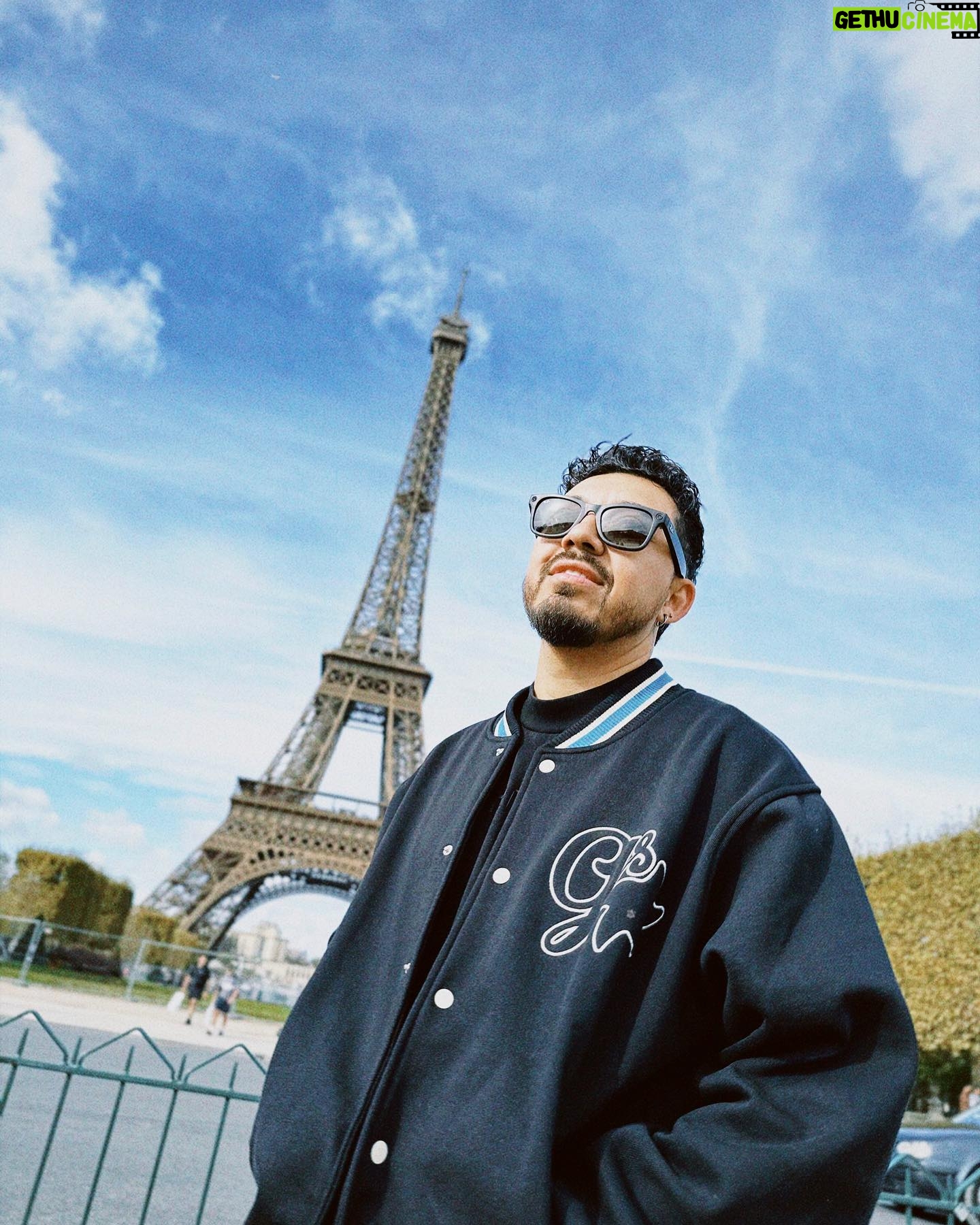 Yedinson Flórez Instagram - Chao París 🥂 ahí te voy Australia 🍻 #perroscriollos 📷 @eldelasfotos