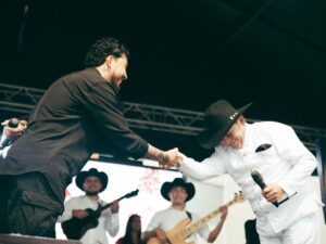 Yedinson Flórez Instagram - En una noche histórica para la improvisación de nuestro país , y memorable para mi carrera, tuve el honor de competir con varios de los mejores copleros Colombianos y Venezolanos en el Festival Internacional Rey De Copleros en Yopal Casanare  alcanzando el primer lugar 👑 gracias a mis amigos por acompañarme , a los copleros por su generosidad, al público llanero por apoyarme y a la vida por permitirme improvisar en todos los géneros del repentismo ☺️ los invito a conocer y disfrutar el contrapunteo y la música llanera. 
Pd: gran manera de celebrar mi cumpleaños 🥳Regalo de mi para mi. #improvisador 
Fotos: @richieseg