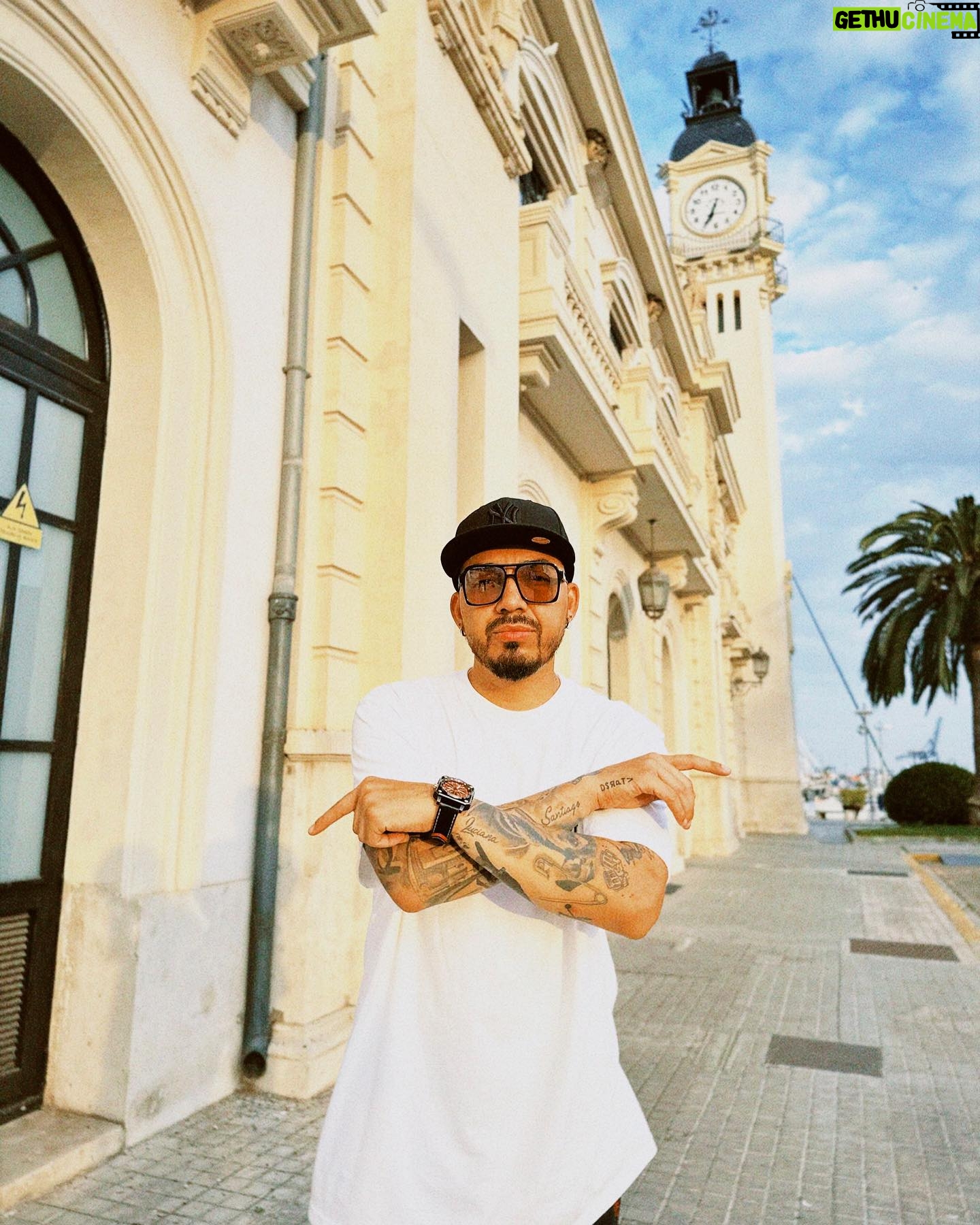 Yedinson Flórez Instagram - Relajaito manín! No soy así de guapo, así me ven los ojos de @eldelasfotos