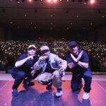 Yedinson Flórez Instagram - Y así terminamos, con segunda función llena en Boston, nuestra primera gira por USA 🇺🇸 Ya estamos listos para Europa, muchas gracias a toda la manada latina que se hizo sentir y nos hizo sentir como en casa. Volveremos a ladrar por aquí. ¡En la juega! ♥️🐶🍆 🇨🇴 @lokilloflorez | @jpypunto | @eldelasfotos 📷 @jbeltran_rec