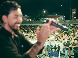 Yedinson Flórez Instagram - En una noche histórica para la improvisación de nuestro país , y memorable para mi carrera, tuve el honor de competir con varios de los mejores copleros Colombianos y Venezolanos en el Festival Internacional Rey De Copleros en Yopal Casanare  alcanzando el primer lugar 👑 gracias a mis amigos por acompañarme , a los copleros por su generosidad, al público llanero por apoyarme y a la vida por permitirme improvisar en todos los géneros del repentismo ☺️ los invito a conocer y disfrutar el contrapunteo y la música llanera. 
Pd: gran manera de celebrar mi cumpleaños 🥳Regalo de mi para mi. #improvisador 
Fotos: @richieseg
