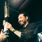Yedinson Flórez Instagram - En una noche histórica para la improvisación de nuestro país , y memorable para mi carrera, tuve el honor de competir con varios de los mejores copleros Colombianos y Venezolanos en el Festival Internacional Rey De Copleros en Yopal Casanare alcanzando el primer lugar 👑 gracias a mis amigos por acompañarme , a los copleros por su generosidad, al público llanero por apoyarme y a la vida por permitirme improvisar en todos los géneros del repentismo ☺️ los invito a conocer y disfrutar el contrapunteo y la música llanera. Pd: gran manera de celebrar mi cumpleaños 🥳Regalo de mi para mi. #improvisador Fotos: @richieseg