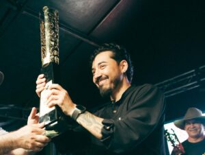 Yedinson Flórez Instagram - En una noche histórica para la improvisación de nuestro país , y memorable para mi carrera, tuve el honor de competir con varios de los mejores copleros Colombianos y Venezolanos en el Festival Internacional Rey De Copleros en Yopal Casanare  alcanzando el primer lugar 👑 gracias a mis amigos por acompañarme , a los copleros por su generosidad, al público llanero por apoyarme y a la vida por permitirme improvisar en todos los géneros del repentismo ☺️ los invito a conocer y disfrutar el contrapunteo y la música llanera. 
Pd: gran manera de celebrar mi cumpleaños 🥳Regalo de mi para mi. #improvisador 
Fotos: @richieseg