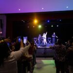 Yedinson Flórez Instagram - Y así terminamos, con segunda función llena en Boston, nuestra primera gira por USA 🇺🇸 Ya estamos listos para Europa, muchas gracias a toda la manada latina que se hizo sentir y nos hizo sentir como en casa. Volveremos a ladrar por aquí. ¡En la juega! ♥️🐶🍆 🇨🇴 @lokilloflorez | @jpypunto | @eldelasfotos 📷 @jbeltran_rec
