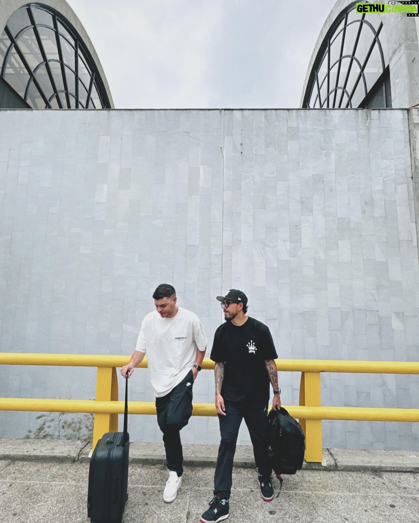 Yedinson Flórez - 53.5K Likes - De meros loquitos, rumbo a Yopal, Casanare, a competir en el Festival Internacional ‘Rey de Copleros’. ¡Contrapunteo puro! (El verdadero viacrucis 😅)
📸 @eldelasfotos