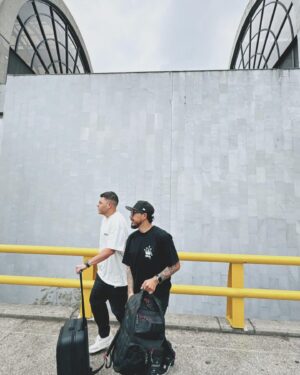 Yedinson Flórez Instagram - De meros loquitos, rumbo a Yopal, Casanare, a competir en el Festival Internacional ‘Rey de Copleros’. ¡Contrapunteo puro! (El verdadero viacrucis 😅)

📸 @eldelasfotos