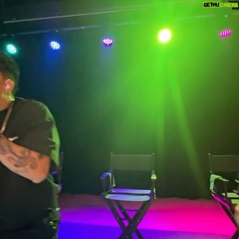 Yedinson Flórez Instagram - En la competencia del ladrido más estridente, Boston se coló en la 2da posición después de Nueva York. Vamos a ver cómo le va hoy al público de la segunda función de Boston. Nos vemos en la noche. 🐶 @lokilloflorez | @jpypunto | @eldelasfotos 📷 @jbeltran_rec Gracias @nequi_ y @ticketlandtravel